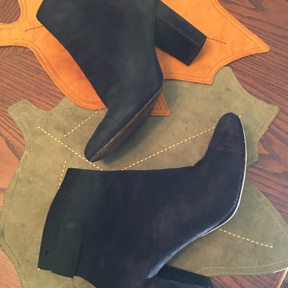 Gorgeous Ann Taylor 8M black suede side zip booties. A steal at this price - Picture 2 of 15